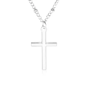 Dettaglio ravvicinato di un ciondolo a croce d'argento minimalista su catena a maglie
