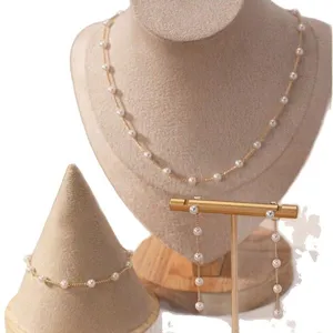 Elegante set di gioielli minimalisti in perle dorate con collana bracciale e orecchini a pendente
