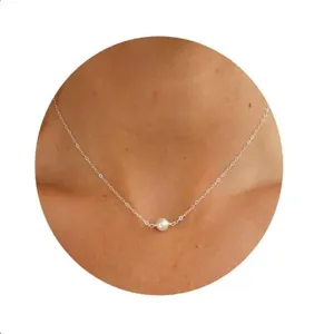 Delicate zilveren ketting met enkele witte parel, elegante minimalistische sieraden voor dames.