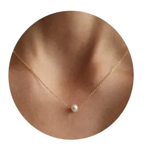 Minimalistische parel choker ketting voor dames, delicate goudkleurige ketting sieraad.
