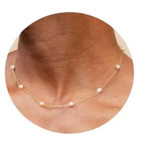 Minimalistische gouden choker ketting met meerdere parels voor dames, elegant sieraad.