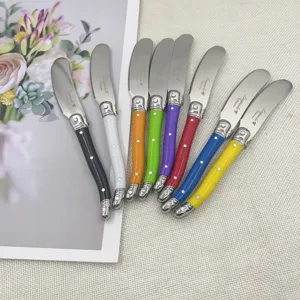 Primer plano de coloridos cuchillos para mantequilla y queso estilo Laguiole francés
