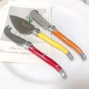 Detailaufnahme des 3-teiligen Laguiole-Käsemesser-Sets mit bunten Griffen und Logo
