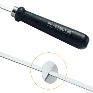 Detaillierte Ansicht der Grillspieße aus Edelstahl mit Holzgriff und Metallstopper