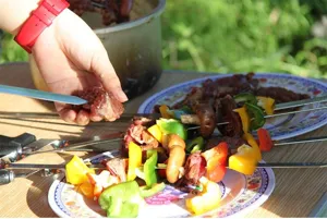 Nahaufnahme von Fleisch- und Gemüsespießen, die auf Grillnadeln aus Edelstahl zubereitet werden