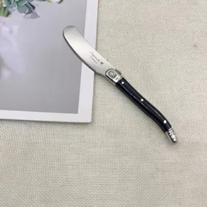 Detalle de un cuchillo de mantequilla estilo Laguiole de acero inoxidable con longitud de 16 cm