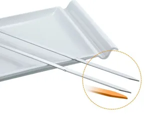 Detailansicht der scharfen Spitzen von Edelstahl-Grillspießen in Nahaufnahme