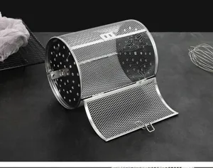Primo piano del cestello per arrosto in acciaio inox con porta a rete aperta