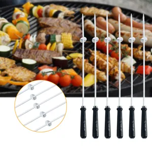Detailansicht von 52cm Edelstahl-Grillspießen mit schwarzen Griffen und Schieber