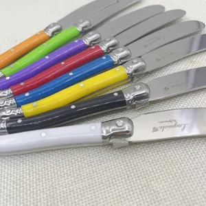 Primer plano de cuchillos de mantequilla Laguiole de acero inoxidable con mangos de colores