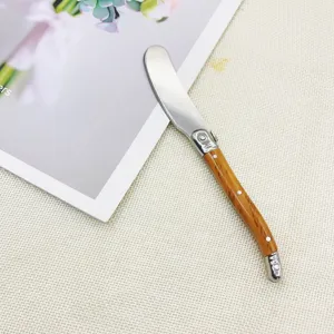 Vista detallada del cuchillo de mantequilla estilo Laguiole con mango marrón veteado