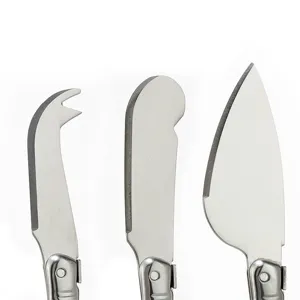Makroansicht von drei verschiedenen Edelstahlklingen in einem Laguiole Käsemesser Set