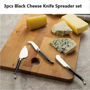 3-teiliges schwarzes Käsemesser-Set im Laguiole-Stil mit Käse auf Holzbrett