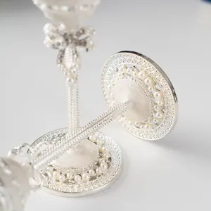 Gros plan sur les détails élégants de perles et de nœud en cristal du verre