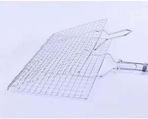 Detalle de una cesta de barbacoa plegable de acero inoxidable para pescado y verduras