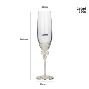 Vue détaillée d'une flûte à champagne en cristal avec nœud et tige décorée de perles.