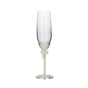 Détail d'une flûte à champagne de mariage de luxe avec nœud blanc et tige en perles