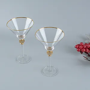Eleganti bicchieri da Martini vintage con bordo dorato e stelo con diamanti per cocktail