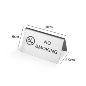 Gedetailleerde weergave van een rvs rookverbod tafelbordje met afmetingen 10x6x5,5cm