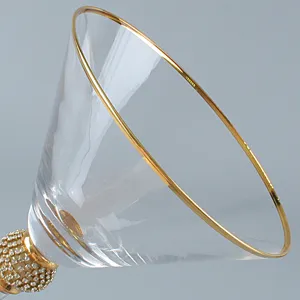 Bicchiere da martini di lusso con bordo dorato e stelo con strass per cocktail creativi