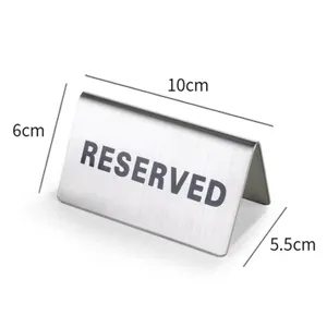 Gedetailleerde weergave van rvs gereserveerd-tafelbordje van 10cm x 6cm x 5,5cm.