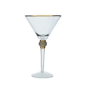 Elegante bicchiere da martini con bordo dorato e dettagli in strass su sfondo bianco