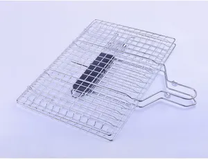 Detalle de una cesta para barbacoa de acero inoxidable con un mango largo plegable