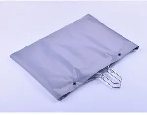 Cesta de barbacoa plegable de acero inoxidable guardada en una bolsa de transporte gris