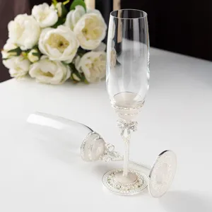 Flûtes à champagne élégantes avec nœud blanc et perles pour mariages de luxe