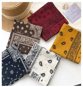 Grupo de bandanas de algodón con estampado paisley retro en burdeos, marino, amarillo y blanco.