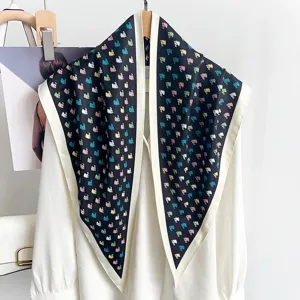 Dettaglio ravvicinato che mostra il motivo colorato a pony e la trama di questo foulard