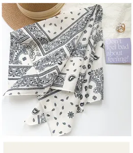 Detalle del pañuelo bandana de algodón 100% con estampado de cachemira vintage