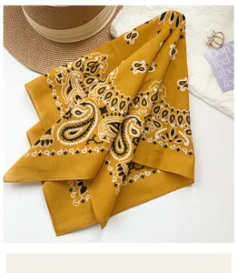 Vista detallada del patrón paisley vintage en el pañuelo de algodón amarillo suave