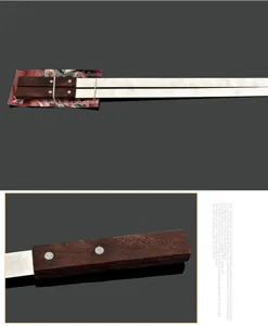 Detailaufnahme von 60 cm Edelstahl-Grillspießen mit ergonomisch vernieteten Holzgriffen