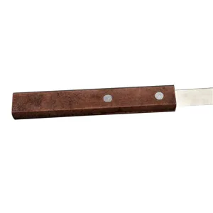 Detailaufnahme eines glatten Holzgriffs mit Nieten für einen langen Edelstahl-Grillspieß