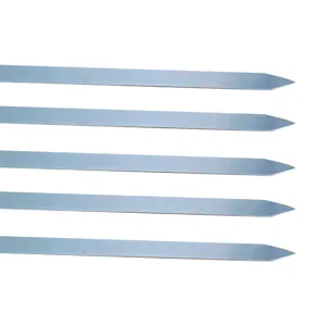 Detailansicht der flachen Edelstahl Grillspieße mit scharfem Metallende für den Grill.