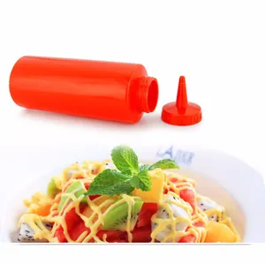 Bouteille à presser rouge en plastique pour sauces et salades avec exemple culinaire