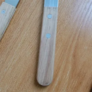 Edelstahl Grillgabel Eichengriff Detail Nahaufnahme, langlebiger Holzgriff Spießwerkzeug.