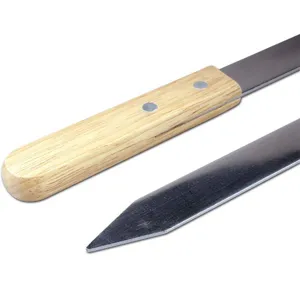 Edelstahl Grillspieß Detailansicht mit Holzgriff und flachem Design für das perfekte Grillen.