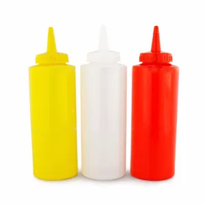 Lot de trois bouteilles à presser en plastique pour sauces en jaune, blanc et rouge.