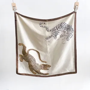 Carré de soie minimaliste élégant avec imprimé léopard et tigre sur fond beige