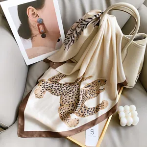 Foulard Carré Vintage Imprimé Léopard et Tigre pour Femmes Style Old Money Carré de Soie en Polyester Satiné Décoratif