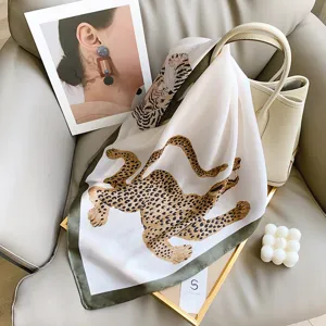 Foulard en soie carré élégant avec imprimé léopard et tigre pour accessoire de mode femme