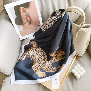 Élégant foulard carré en soie à imprimé léopard pour femme avec bordure blanche