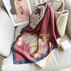 Élégant foulard en soie bordeaux avec des imprimés léopard et tigre pour femmes