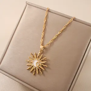 Dettaglio ravvicinato della collana con ciondolo sole e luna dorato e brillanti cristalli sintetici