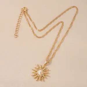Elegante collana con pendente sole e luna dorata con pietre lucenti e catena strutturata