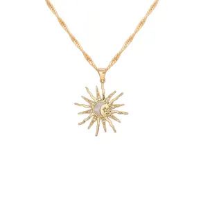 Elegante collana dorata con ciondolo sole e luna impreziosita da strass scintillanti