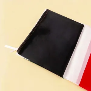 Nahaufnahme einer gefalteten syrischen Nationalflagge aus strapazierfähigem Polyester