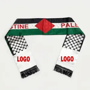 Detalle macro de una banda decorativa de satén con texto de Palestina y flecos negros